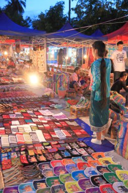 Gece pazarı Luang Prabang Laos