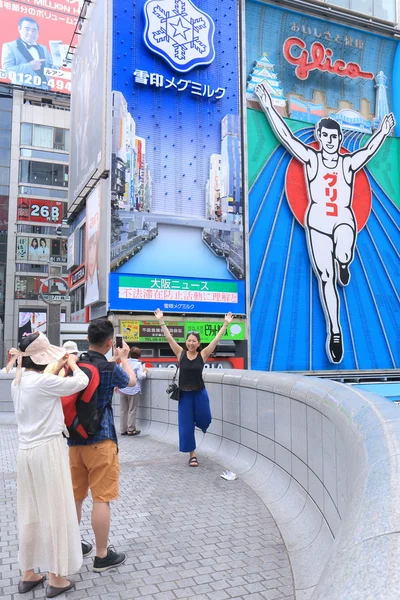 일본 오사카 도톤보리에에서 Glico 사람과 에비스 바 시 다리 — 스톡 사진