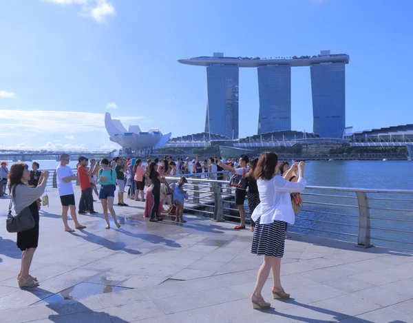 Marina Bay Sables et touristes à Singapour Images De Stock Libres De Droits