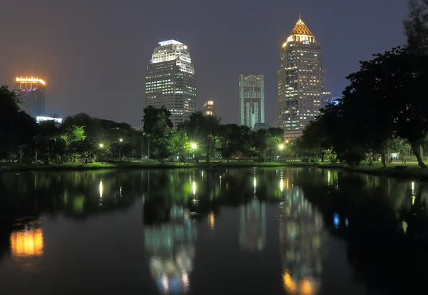 Lumphini park bangkok stadtbild nacht — Stockfoto