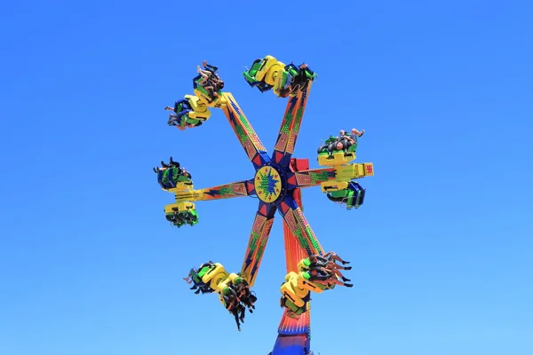 Paseo por el parque de atracciones —  Fotos de Stock