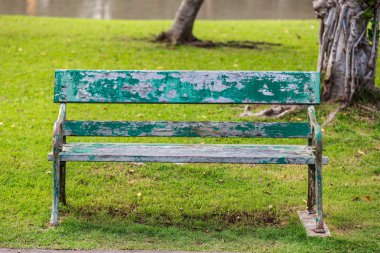 Parktaki eski sandalye.