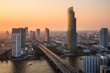 Bangkok şehir alacakaranlıkta bir görünümünü