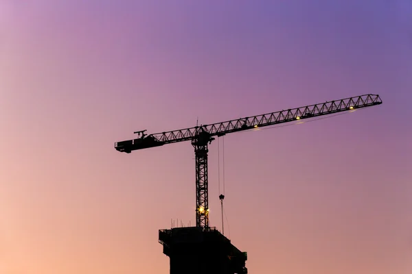 Silhouette de grue à tour au crépuscule — Photo