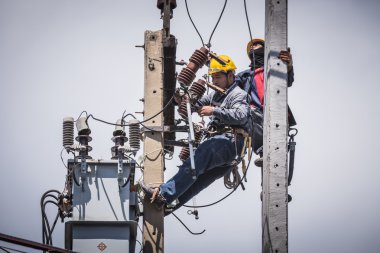 Elektrikçi elektrik direği üzerinde birlikte çalışma