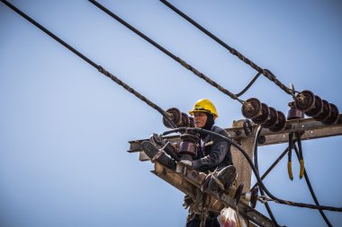 Elektrikçi elektrik direği üzerinde çalışma