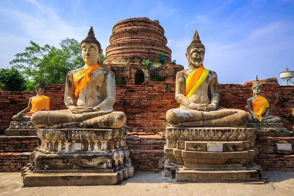 Posągi Buddy w błękitne niebo — Zdjęcie stockowe