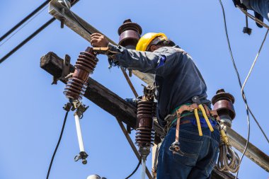 Elektrikçi elektrik direği üzerinde çalışma