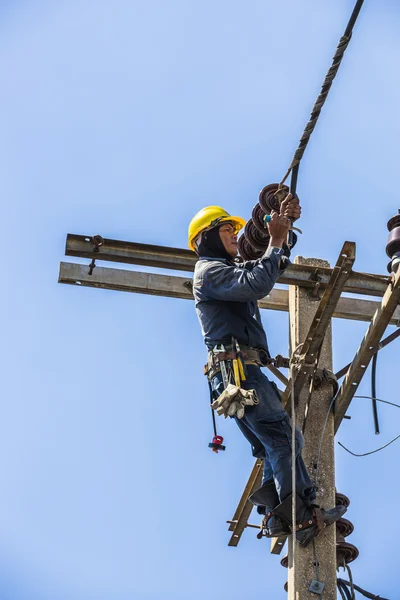 Elektriker arbeitet am Strommast — Stockfoto