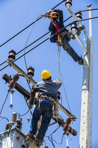 Elektriker arbeiten am Strommast — Stockfoto