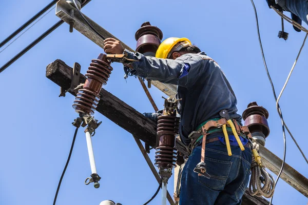 Elektrikçi elektrik direği üzerinde çalışma
