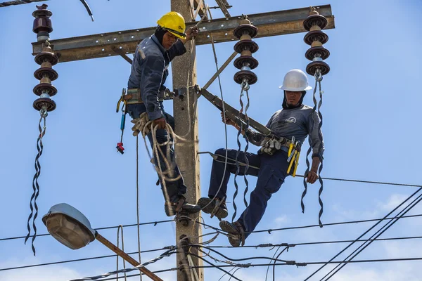 Elektriker arbeiten zusammen — Stockfoto