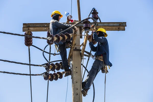 Elektriker ruhen sich bei der Arbeit am Strommast aus — Stockfoto