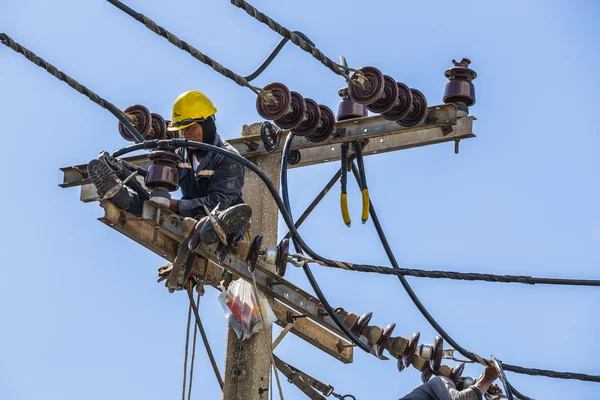 Elektriker arbeitet am Strommast — Stockfoto