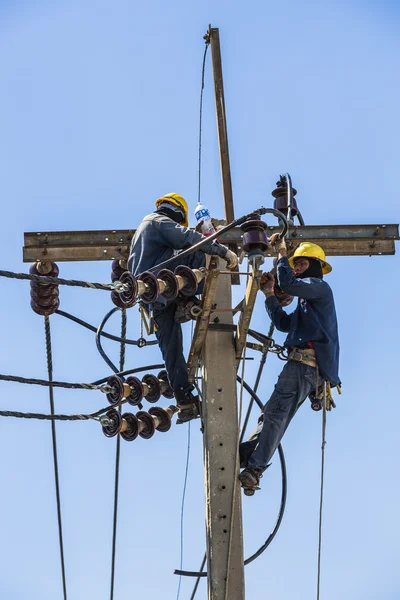 Elektriker ruhen sich bei der Arbeit am Strommast aus — Stockfoto