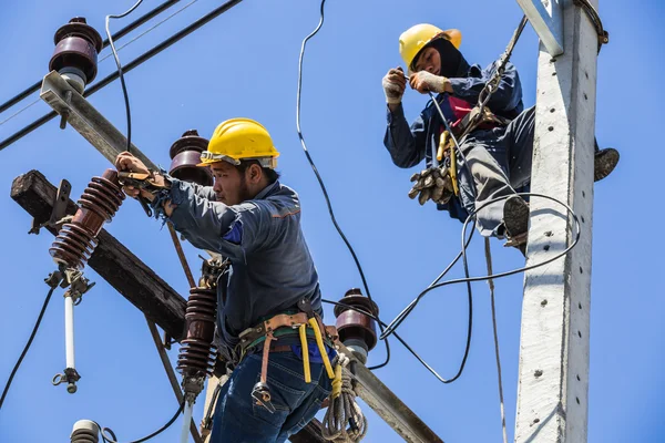 Electricians working together — Zdjęcie stockowe