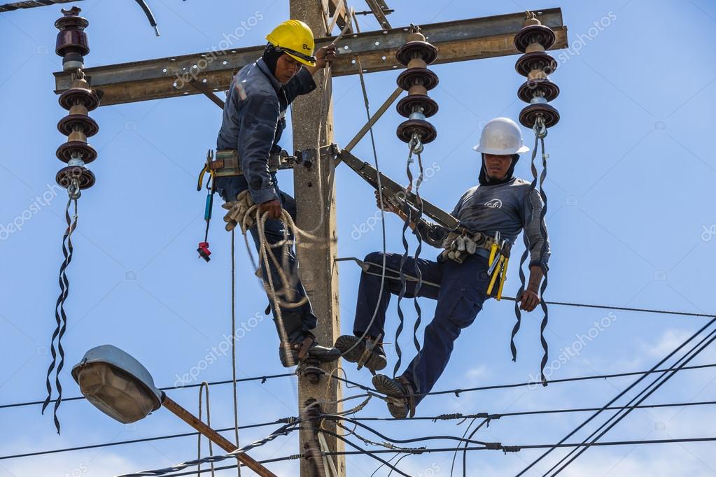 Электромонтер на опоре. Электромонтер. Работа в электросетях. Электроснабжение. Электрик на опоре.