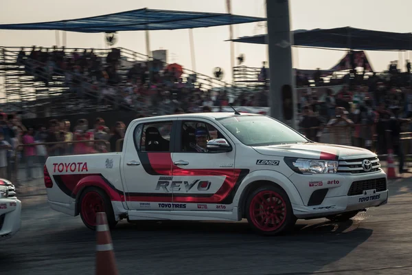 Pick-up carro executar à deriva na pista com borrão de movimento — Fotografia de Stock