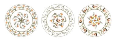 Çiçek desenli bir plaka seti ve Rus halk sanatları tarzında kuşlar.