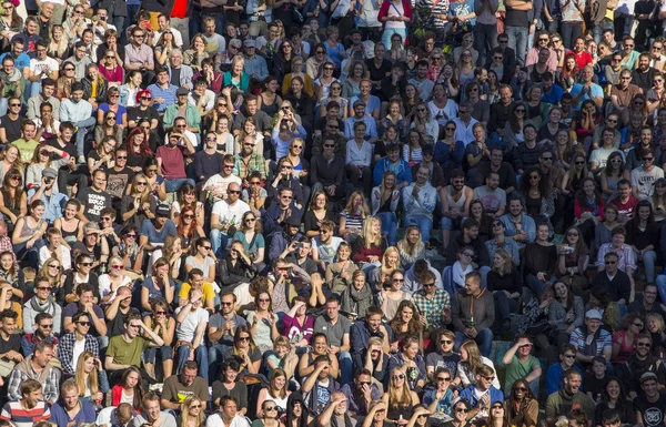 İnsanların yüzleri kitlesi de