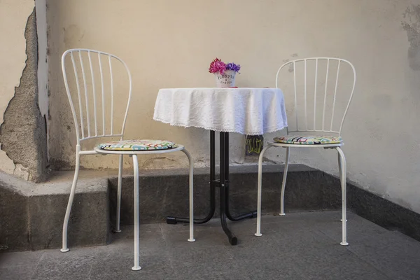 tablo üzerinde taş merdivenle iki sandalye ile