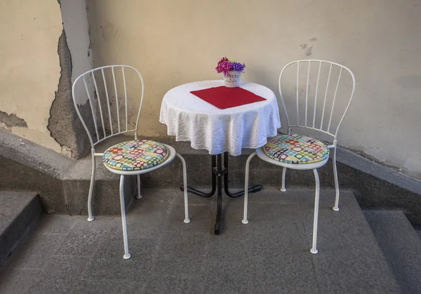 tablo üzerinde taş merdivenle iki sandalye ile