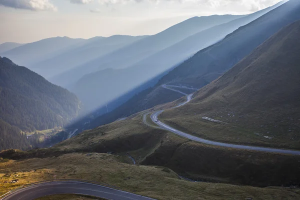 yüksek dağ eğri yol