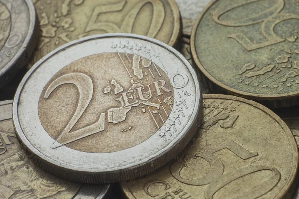 Birçok Avrupa arka plan üzerinde bir euro para. Yakın çekim