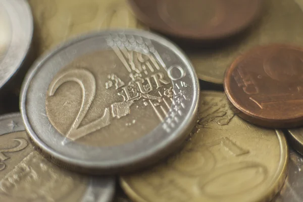 Birçok Avrupa arka plan üzerinde bir euro para. Yakın çekim