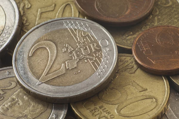 Birçok Avrupa arka plan üzerinde bir euro para. Yakın çekim