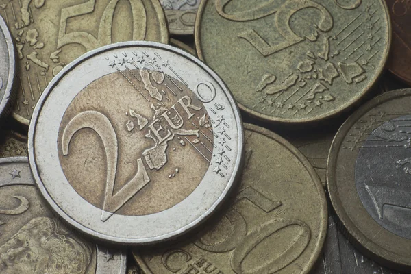 Birçok Avrupa arka plan üzerinde bir euro para. Yakın çekim