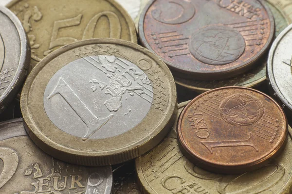 Birçok Avrupa arka plan üzerinde bir euro para. Yakın çekim