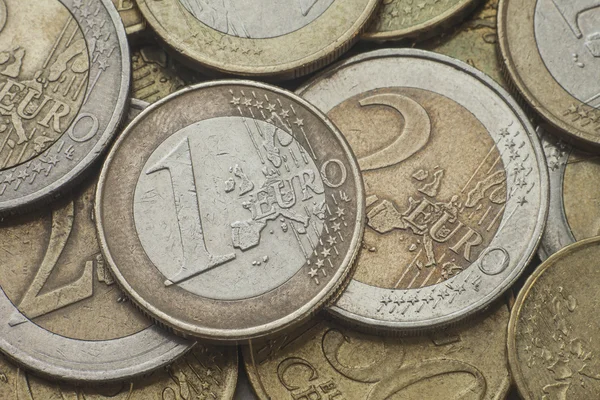 Birçok Avrupa arka plan üzerinde bir euro para. Yakın çekim