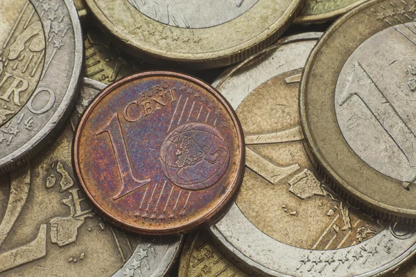 Birçok Avrupa arka plan üzerinde bir euro cent. Yakın çekim