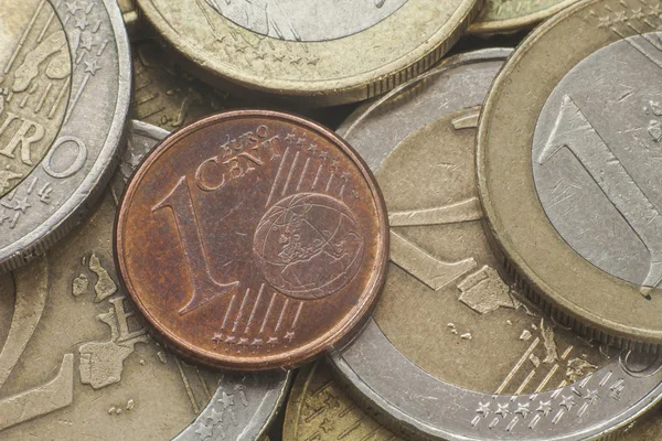 Birçok Avrupa arka plan üzerinde bir euro cent. Yakın çekim