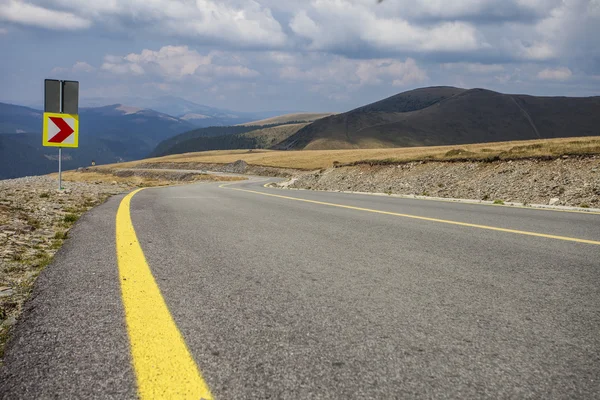 yüksek dağ eğri yol