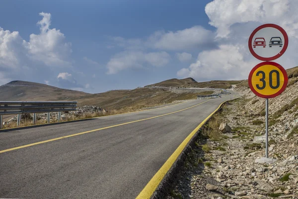 yüksek dağ eğri yol