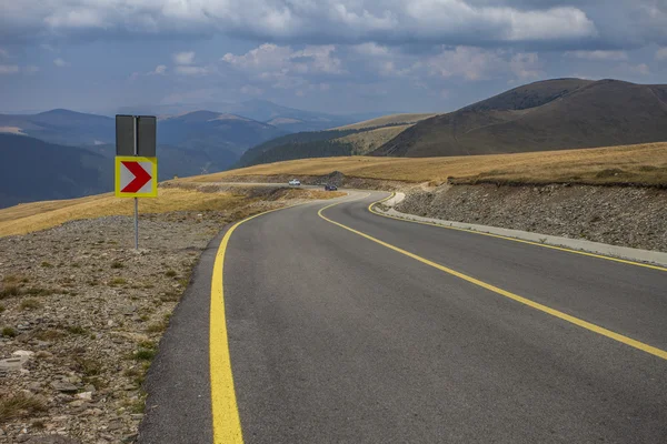 yüksek dağ eğri yol