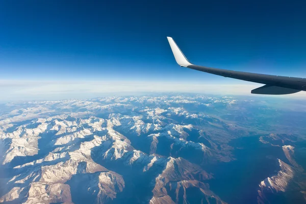 Dağın üzerinde uçuş uçak kanadı