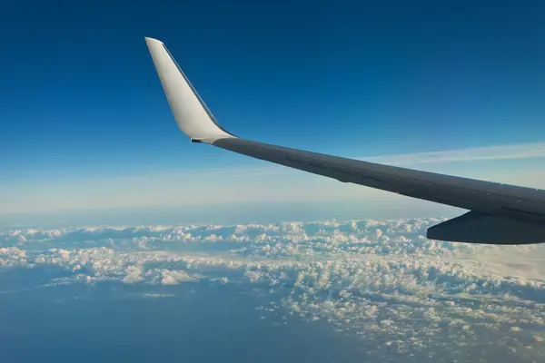 Uçak kanadı uçuş bulutların üstünde