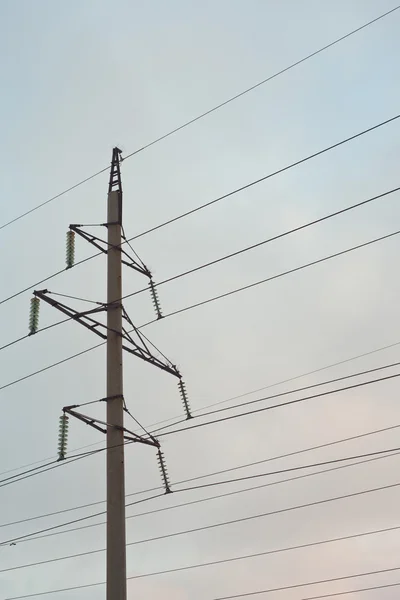 Pilone elettrico contro il cielo — Foto Stock