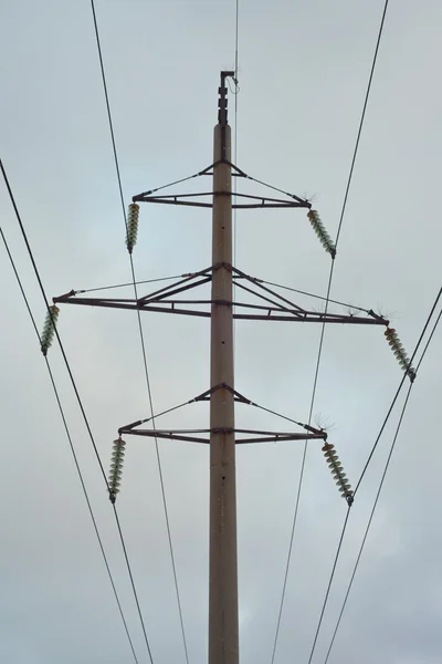 Pilão de eletricidade contra o céu — Fotografia de Stock