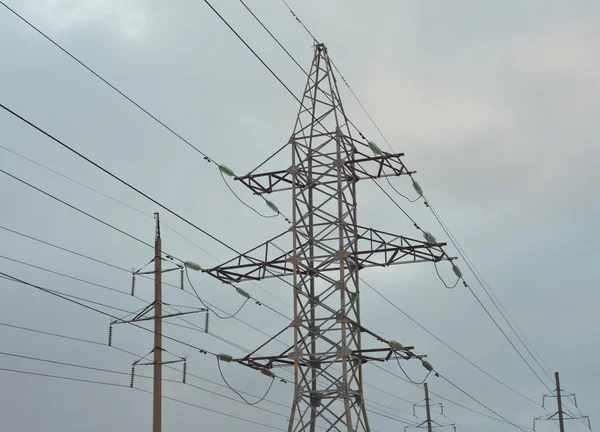 Pylône électrique contre le ciel — Photo