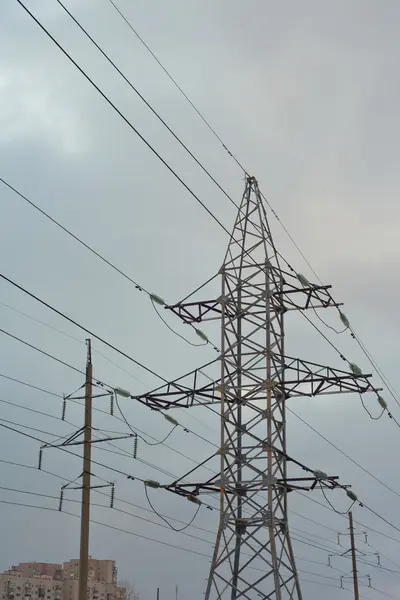 Пилон электричества против неба — стоковое фото