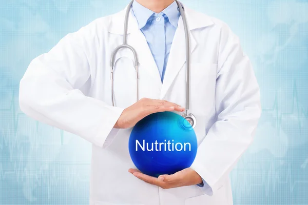 Médico segurando sinal de nutrição — Fotografia de Stock