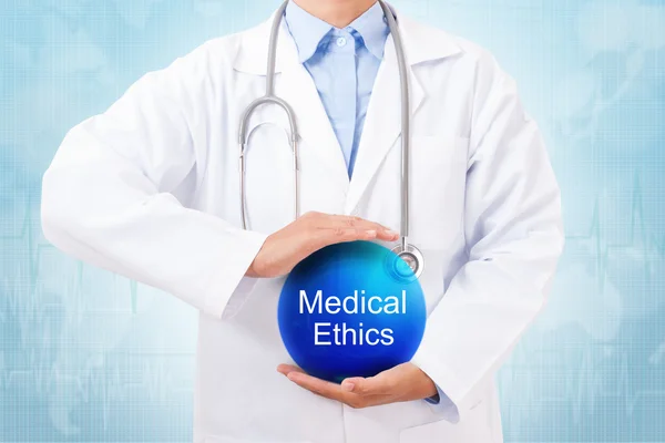 Médico segurando sinal de ética médica — Fotografia de Stock