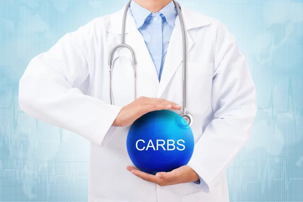 Doctor sosteniendo el signo de carbohidratos — Foto de Stock