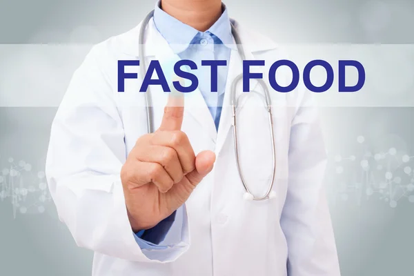 Medico che preme il cartello fast food — Foto Stock