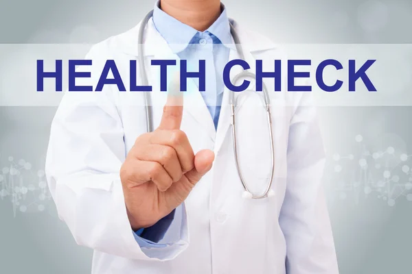 Dokter op gezondheid selectievakje teken te drukken — Stockfoto