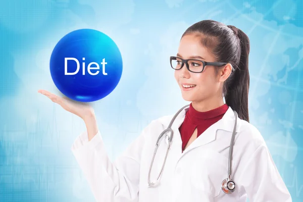Kobieta lekarz trzymając niebieski kryształowej kuli z diety znak na wykształcenie medyczne. — Zdjęcie stockowe